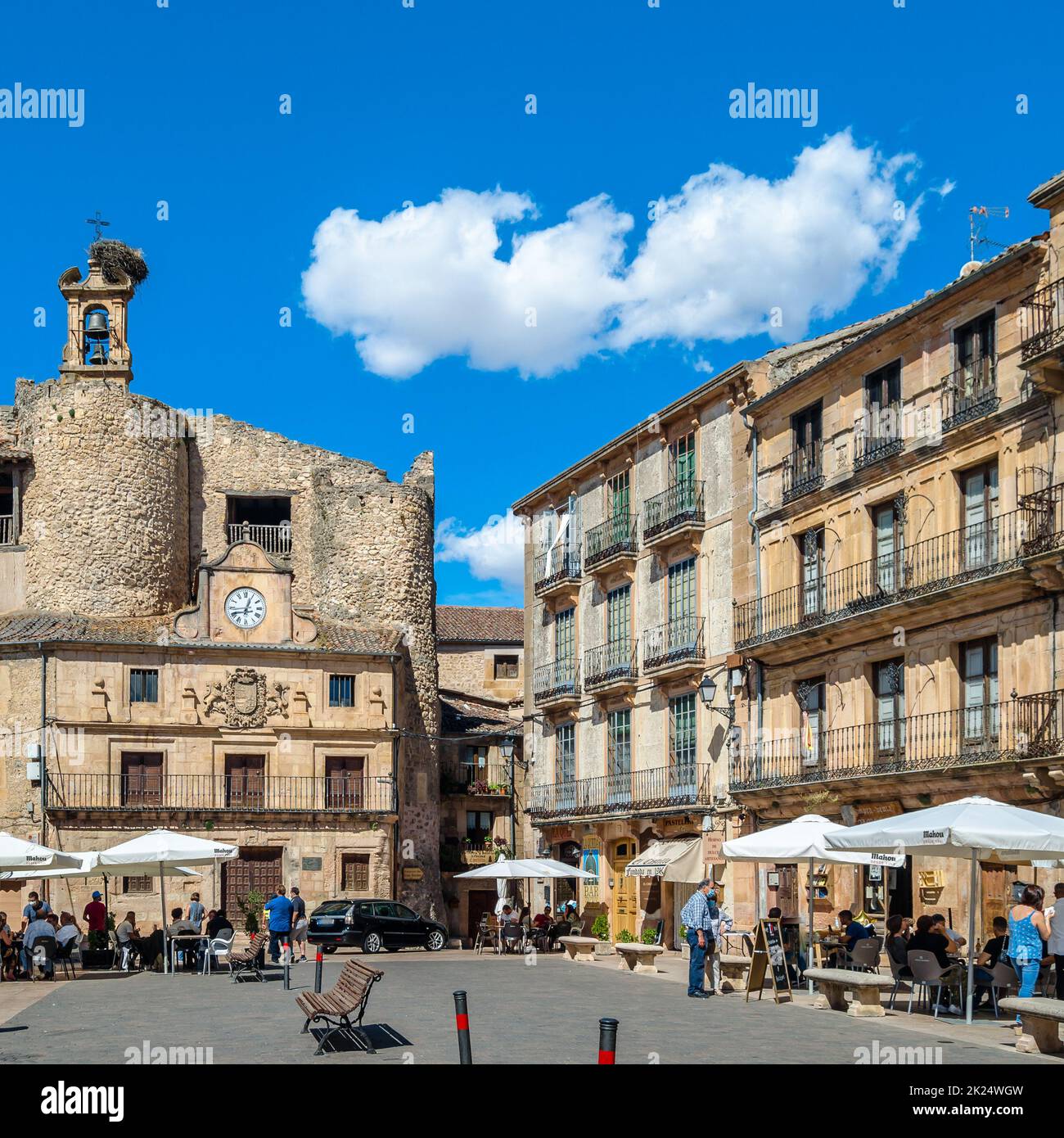 SEPULVEDA, SPANIEN - 12. SEPTEMBER 2021: Blick auf den Hauptplatz mit Bars und Terrassen der mittelalterlichen Stadt Sepulveda, Provinz Segovia, Kastilien und Stockfoto