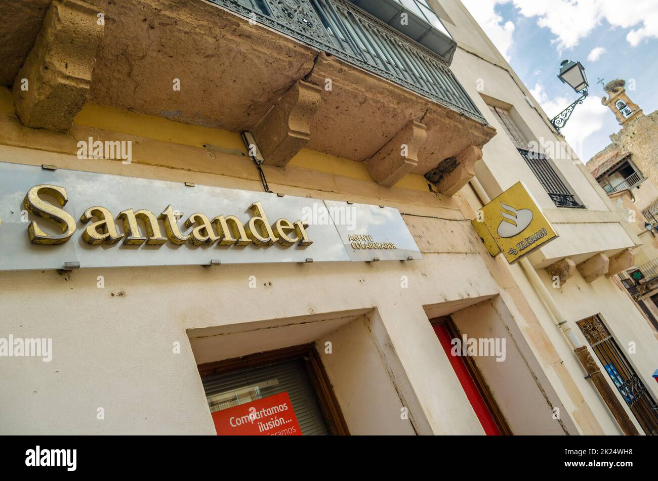 SEPULVEDA, SPANIEN - 12. SEPTEMBER 2021: Santander Bankfiliale in Sepulveda, einem mittelalterlichen Dorf in Kastilien und Leon, Spanien. Santander ist ein Spanier Stockfoto
