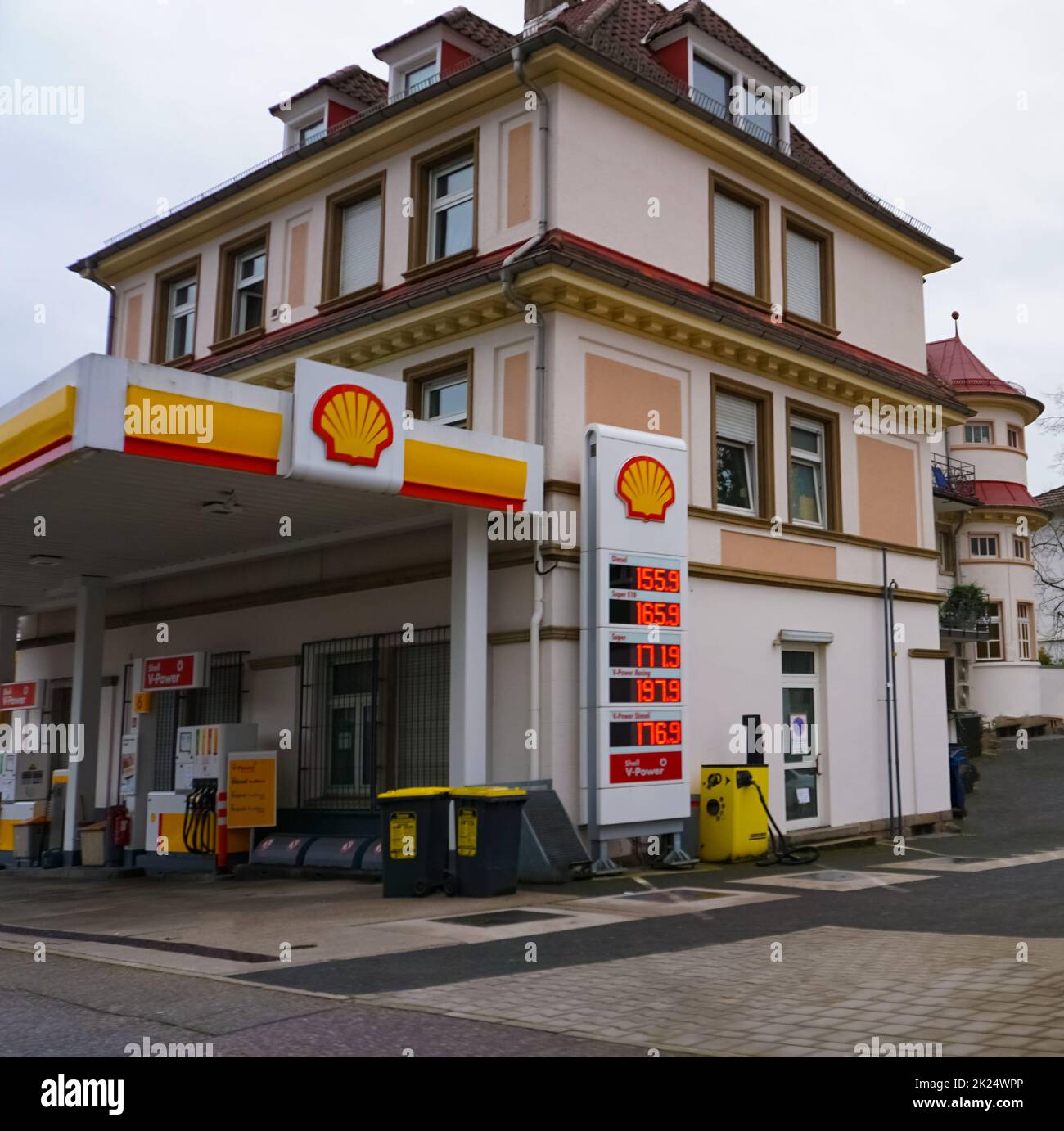 Dortmund, Deutschland - 28. Dezember 2021: ROHBRENNSTOFFE und Tankstelle in Dortmund, Deutschland - 28. Dezember 2021 Stockfoto