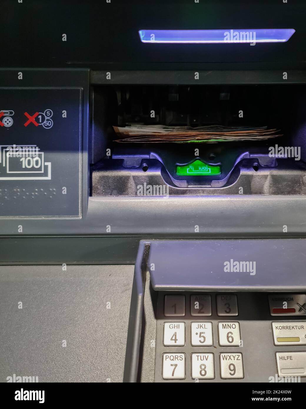 Kiel, Deutschland - 16. April 2022: Ein deutscher Geldautomat der VR Bank - Anzeige des PIN-Eingangs Stockfoto