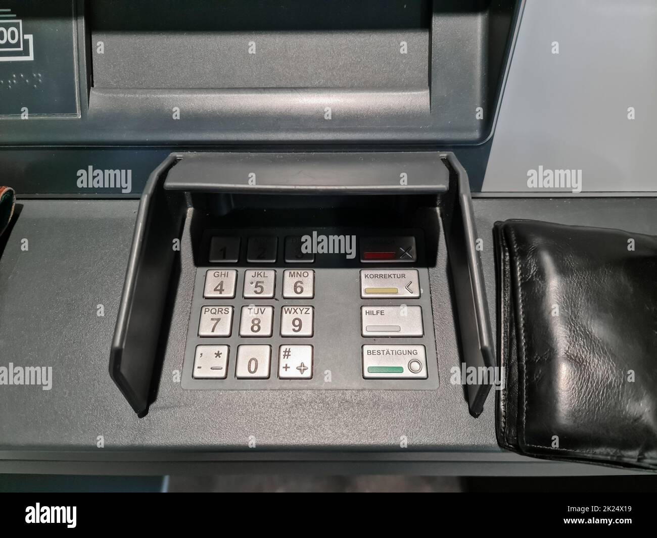 Kiel, Deutschland - 16. April 2022: Ein deutscher Geldautomat der VR Bank - Anzeige des PIN-Eingangs Stockfoto