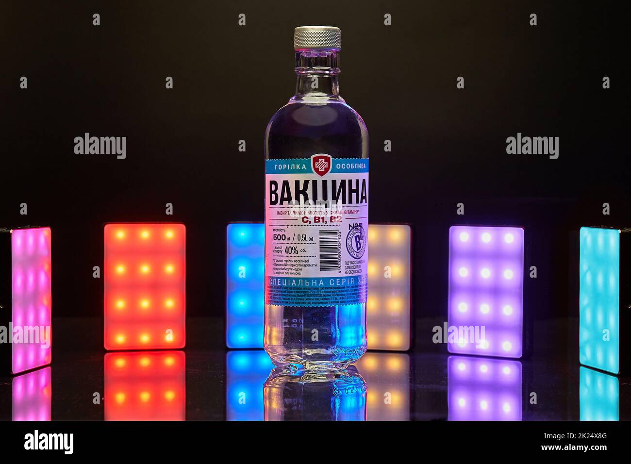 Budapest, Ungarn - um 2022: Ukrainischer Wodka genannt Impfstoff mit Etikett in kyrillischer Schrift in buntem Licht dargestellt. Lustige Marke Marketing während Stockfoto