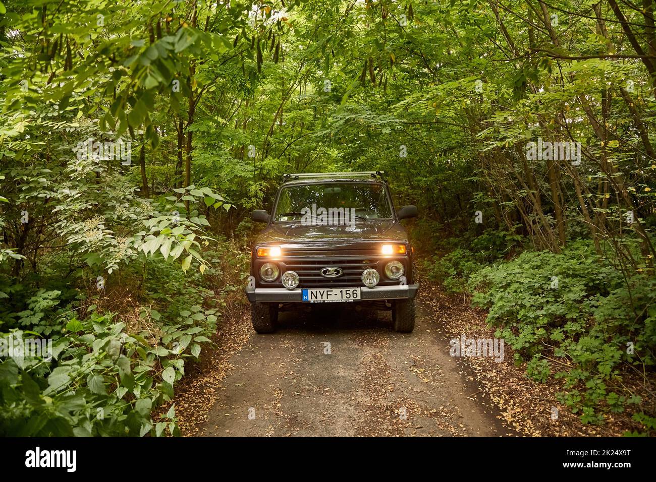 ECSER, Ungarn - 03. JUNI 2018: Lada 4x4 Allradantrieb Fahrzeug auf einem Waldweg. Zuvor als Niva bekannt, seine verschiedenen Varianten wurden in Produ Stockfoto