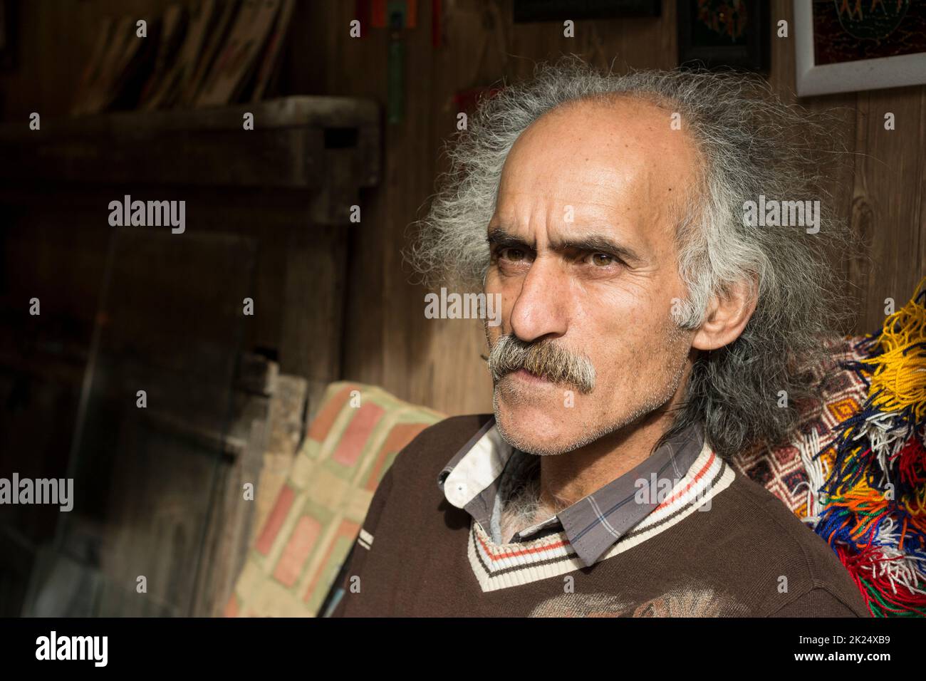 Masuleh, IRAN - 22. Dezember 2017 Alter Mann Nahaufnahme Porträt in seinem Geschäft, Verkauf von Steingut Kunstwerke. Stockfoto