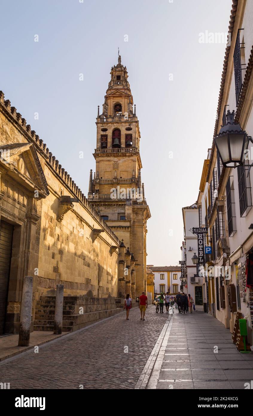 Cordoba, Spanien - 11. August 2021: Blick auf die Moschee Kathedrale von Cordoba, Mezquita Catedral de Cordoba, auch bekannt als die große Moschee oder Mezquita, monum Stockfoto