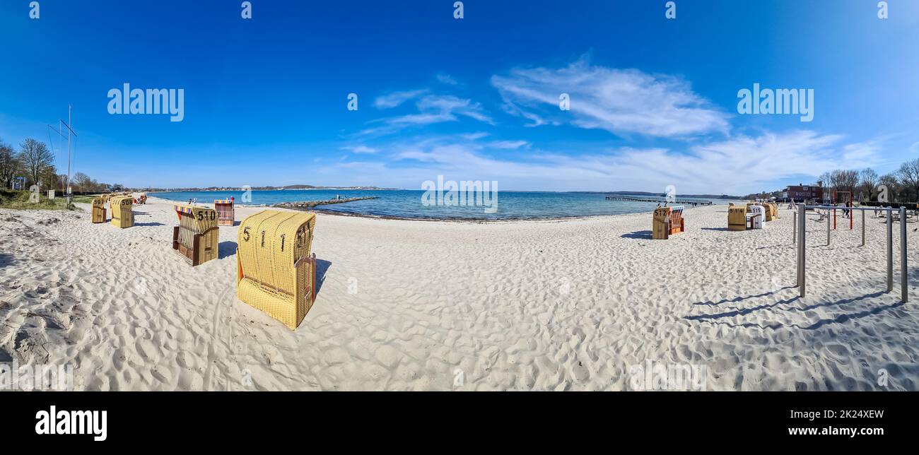 Eckernförde, Deutschland - 21. April 2022: Ein Sommertag am Strand an der Ostsee in Eckernfoerde mit Liegestühlen und Besuchern Stockfoto