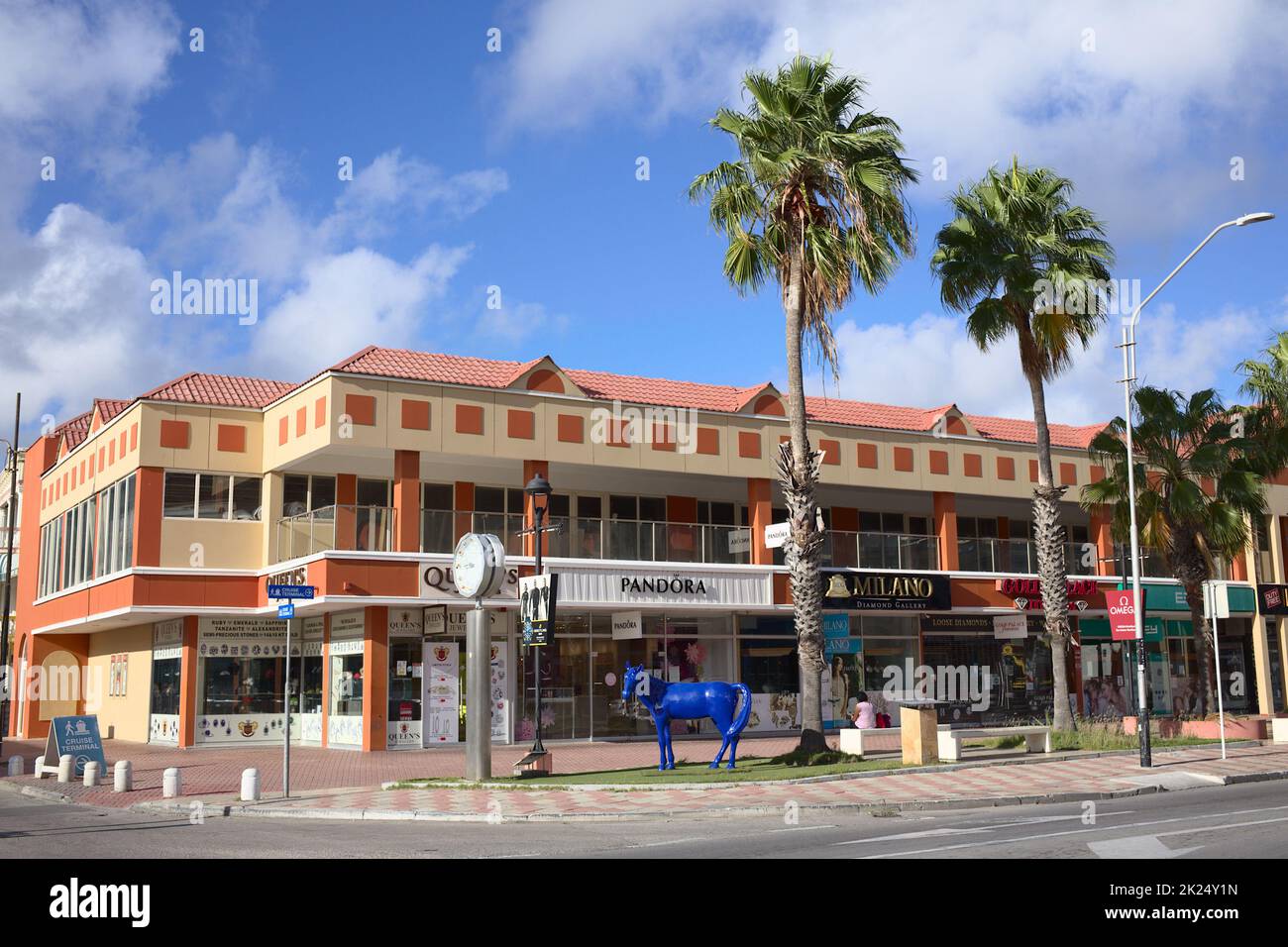 ORANJESTAD, ARUBA - 14. DEZEMBER 2020: Juweliere der Queen's Jewelers, Pandora, Milano und Gold Palace Juweliere Juweliere Juweliere Geschäfte entlang Lloyd G. Smith Blvd in der Nähe des Cru Stockfoto