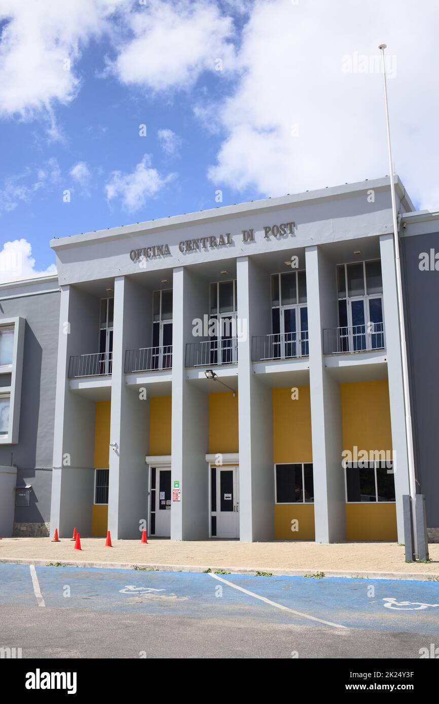 ORANJESTAD, ARUBA - 14. DEZEMBER 2020: Zentrales Postgebäude am Juan E. Irausquin Plaza in Oranjestad auf der karibischen Insel Aruba Stockfoto