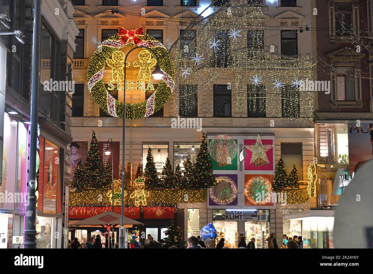 Die Einkaufsstarße Kärntner Straße in Wien im Winter am Abend, Österreich, Europa - die Einkaufsstraße Kärntner Straße in Wien im Winter am Vorabend Stockfoto
