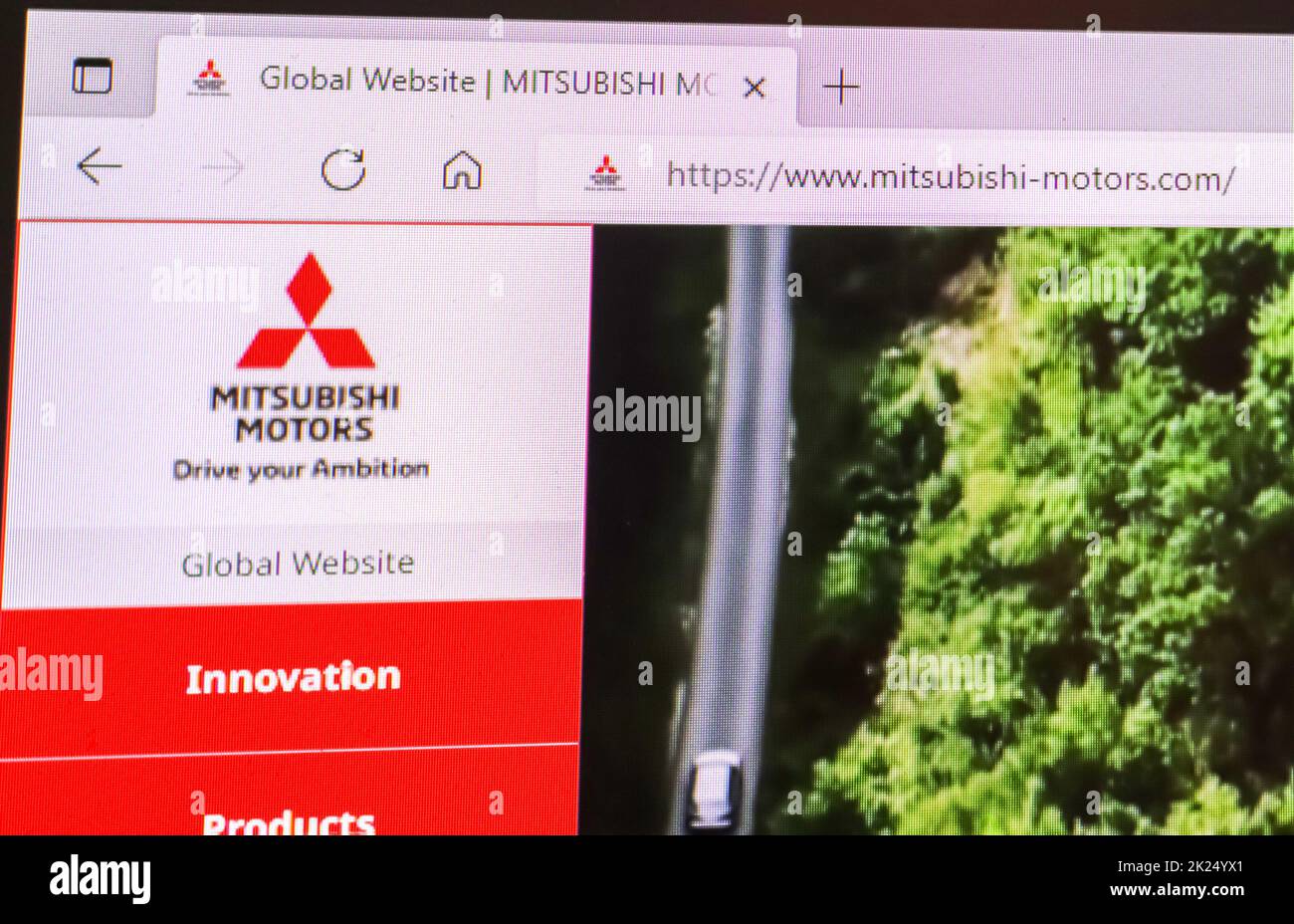 Hamburg, Deutschland - 06. Mai 2022: Nahaufnahme der Homepage-Website des Autounternehmens Mitsubishi auf einem LCD-Monitor Stockfoto