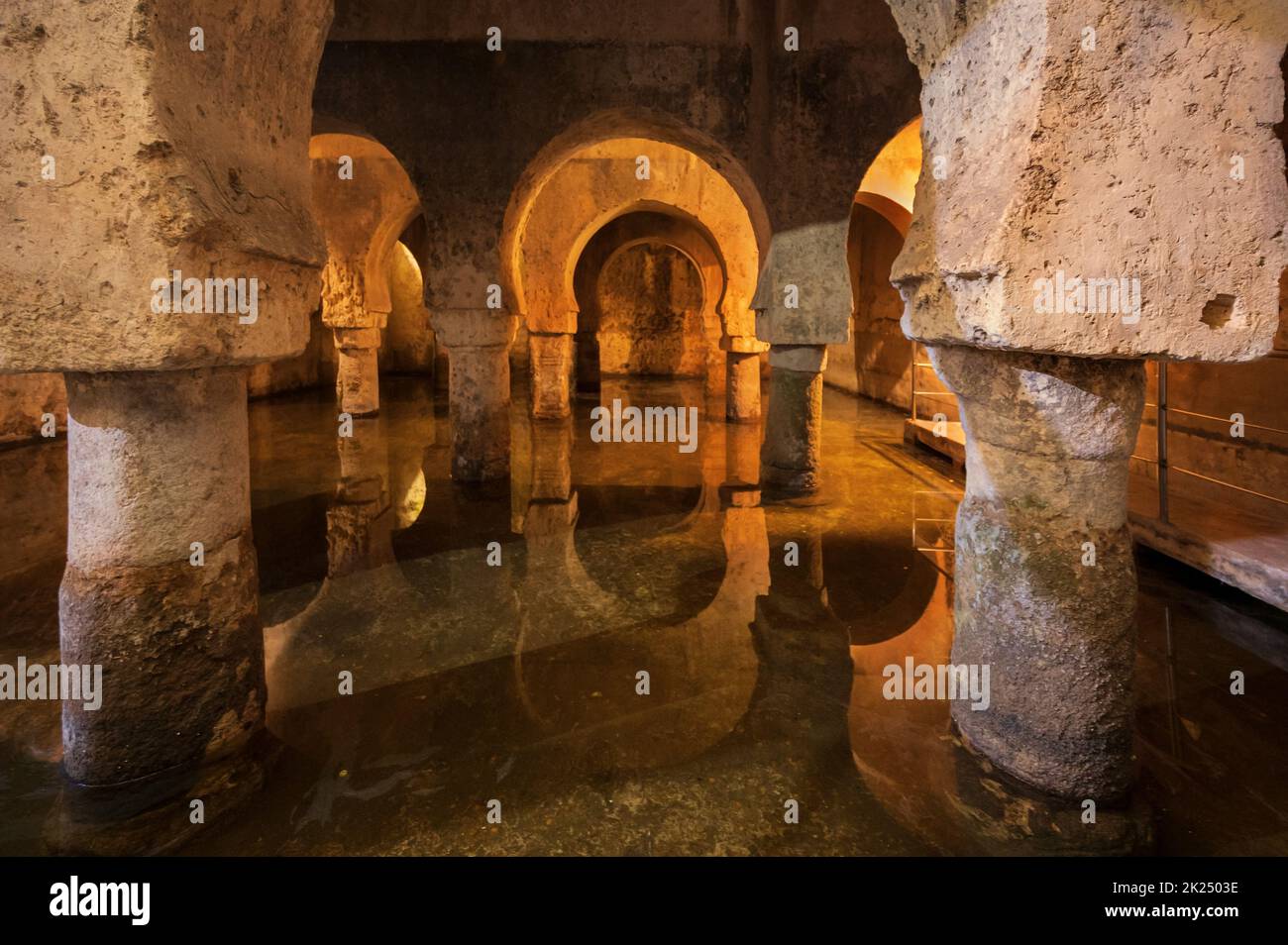 Caceres, Spanien - 4. März 2022: Arabische Zisterne in Caceres, Extremadura, erbaut während der mittelalterlichen Moslems-Herrschaft in Spanien. Hochwertige Fotos Stockfoto