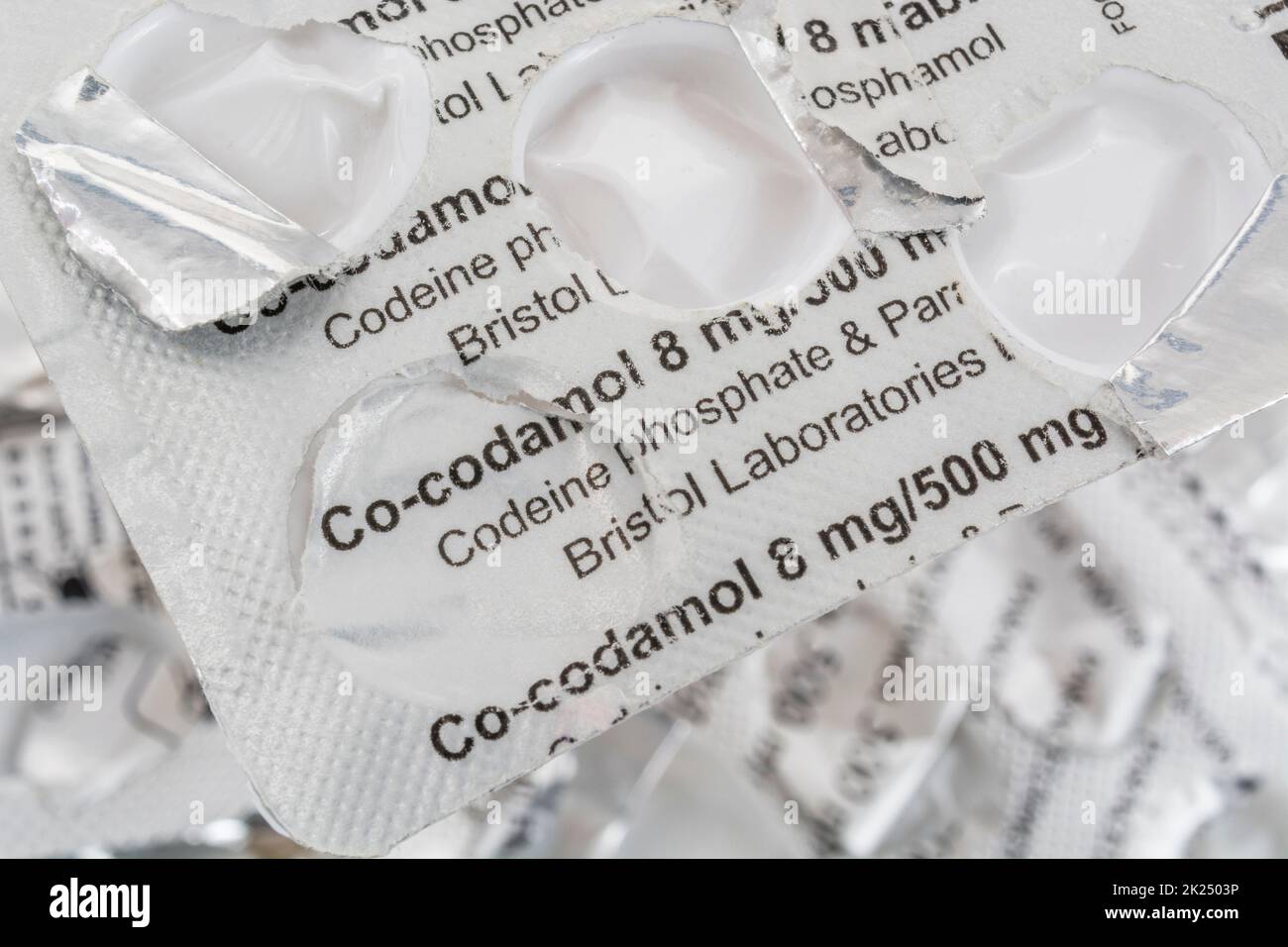 Nahaufnahme des schmerzstillenden Wirkstoffs Co-Codamol in der Blisterpackung. Eine rezeptfreie OTC in Großbritannien, da sie Codein-Opiat enthält. Stockfoto