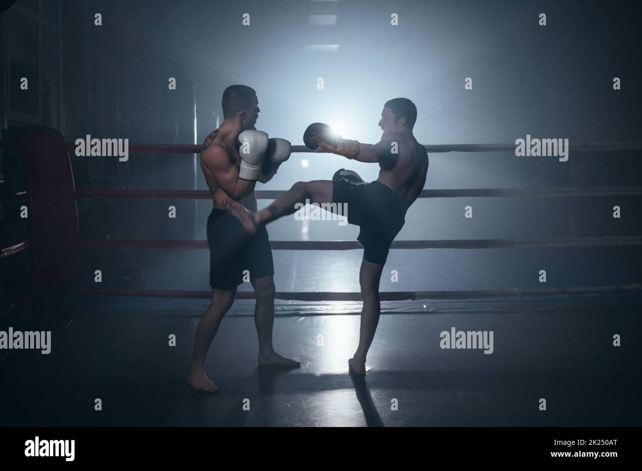 Zwei shirtless muskulösen Mann kämpfen Kick Boxkampf im Boxring. Hochwertige Fotos Stockfoto