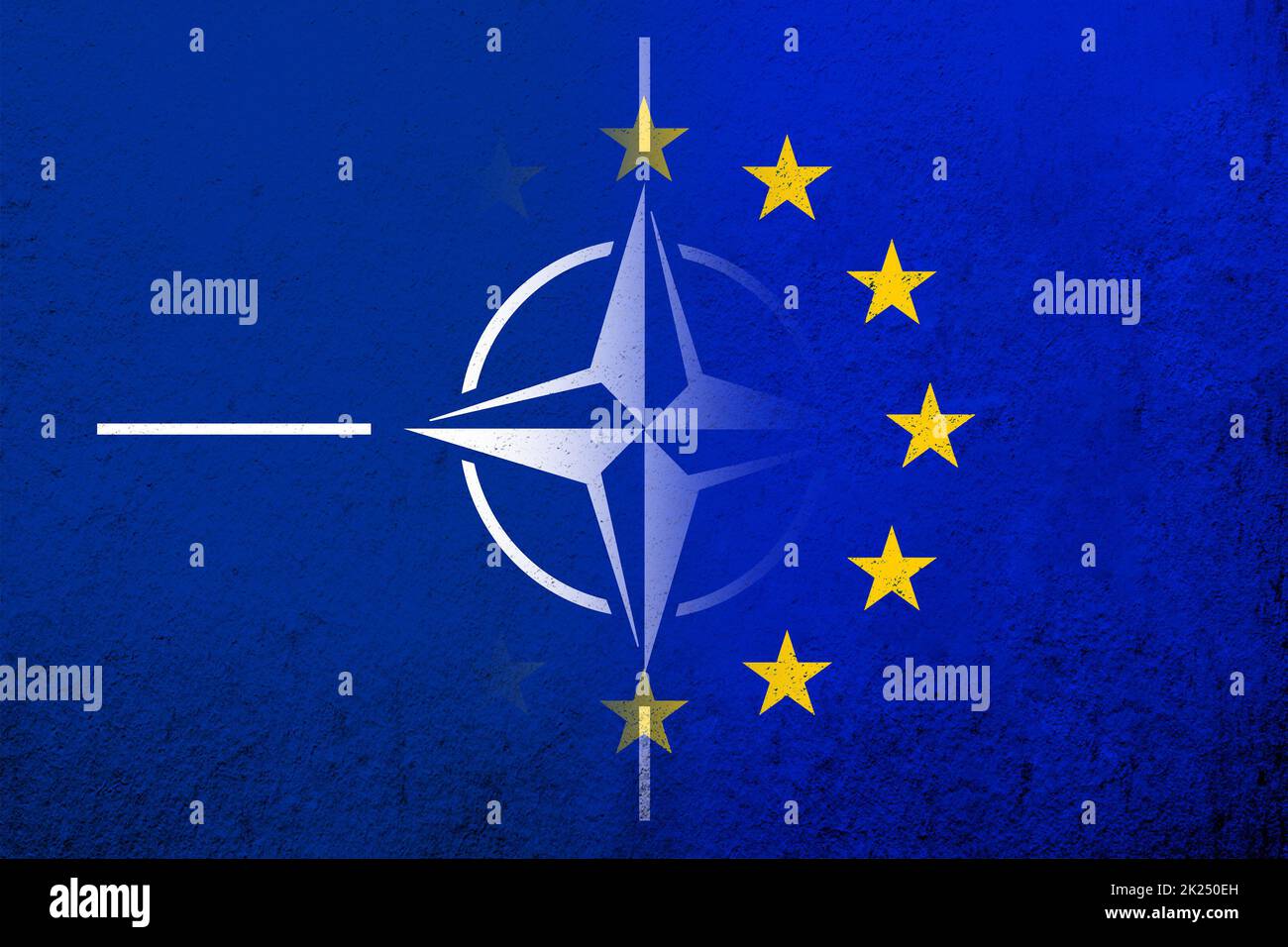 Flagge der Europäischen Union mit Flagge der NATO des Nordatlantikbündnisses. Grungen Hintergrund Stockfoto