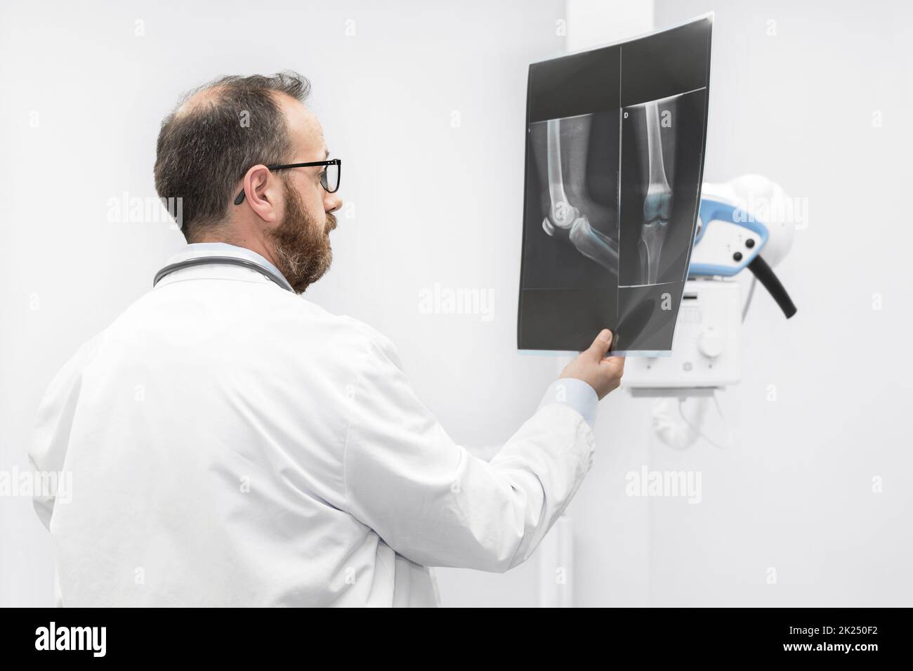 Arzt, der das Röntgengerät in der Radiologieabteilung betreibt. Hochwertige Fotografie Stockfoto
