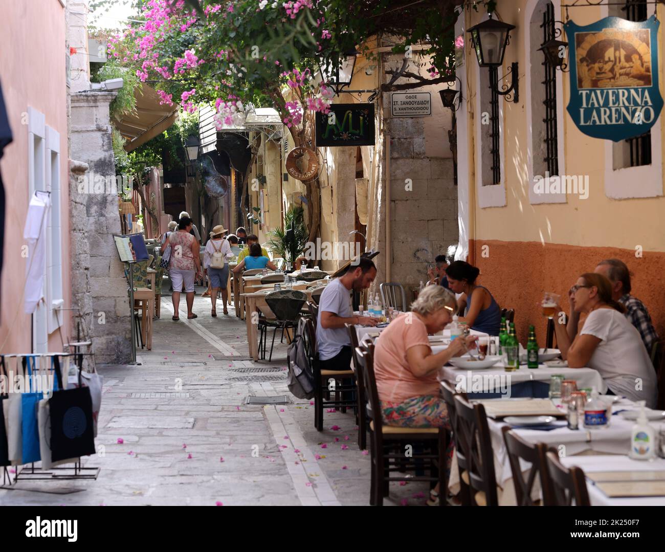 Rethymnon, Kreta, Griechenland - 18. September 2021: Die schmale Straße in der Altstadt von Rethymnon, wo es viele kleine Cafés und Geschäfte gibt Stockfoto
