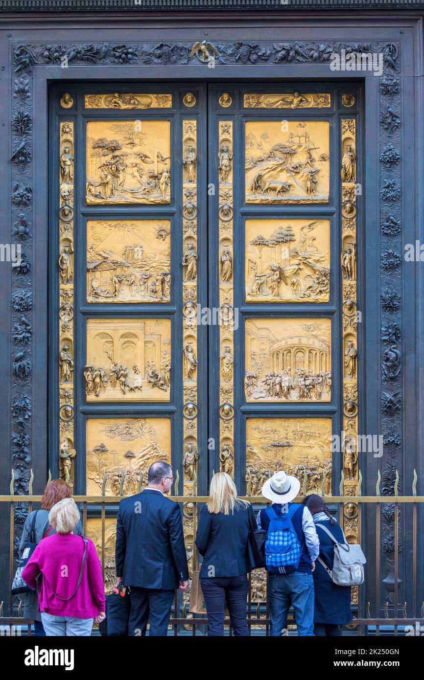 Touristen vor den Toren des Paradieses an das Baptisterium San Giovanni in Florenz, Italien Stockfoto