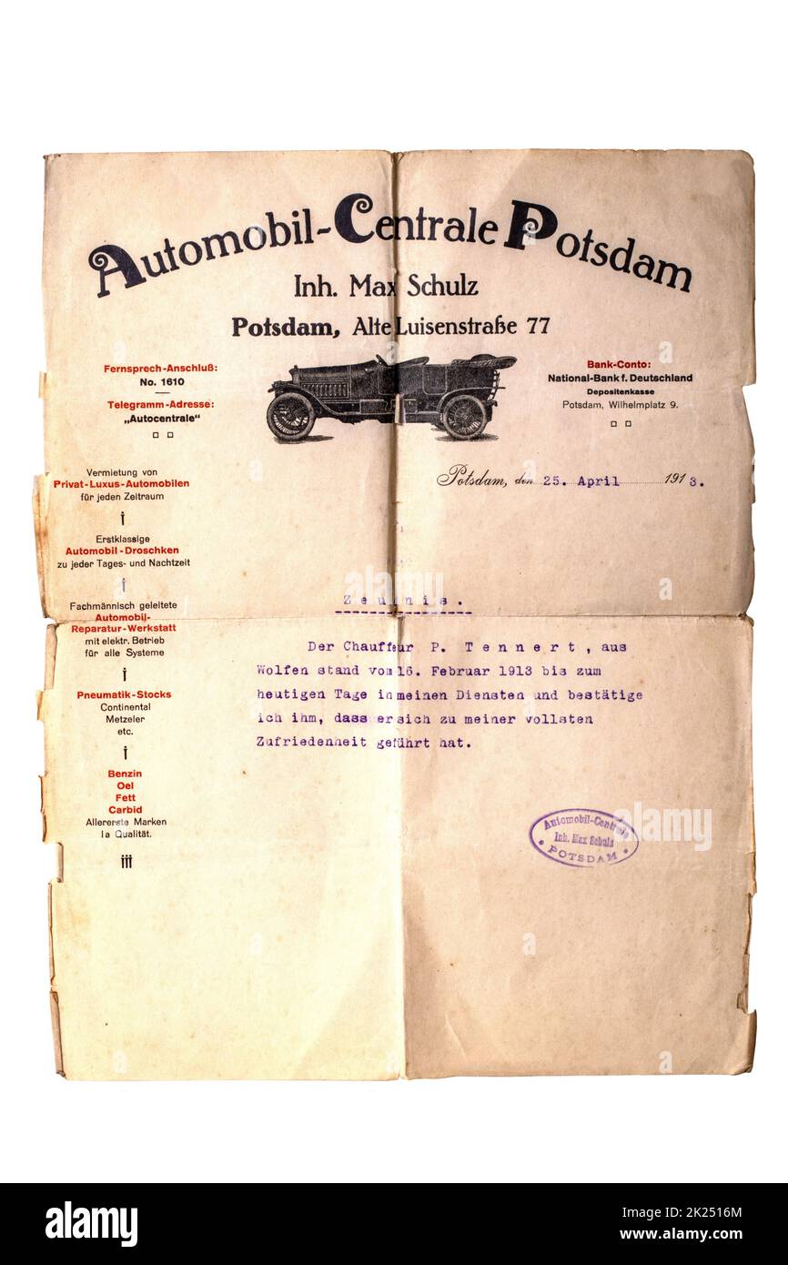 Potsdam, Deutschland - 06. MAI 2022. Nahaufnahme eines antiken Beurteilungsschreibens von 1913 für einen Chauffeur. Beschneidungspfad. Er arbeitete für die Firma Automobi Stockfoto