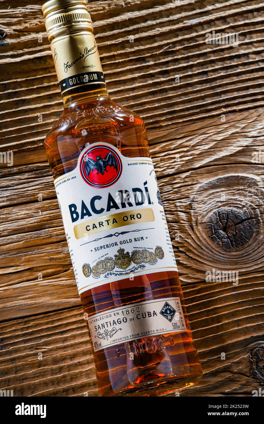 POZNAN, POL - APR 7, 2022: Flasche Bacardi Goldrum, ein Produkt von Bacardi Limited, dem größten privat geführten, familiengeführten Spirituosenunternehmen in der Region POSEN Stockfoto