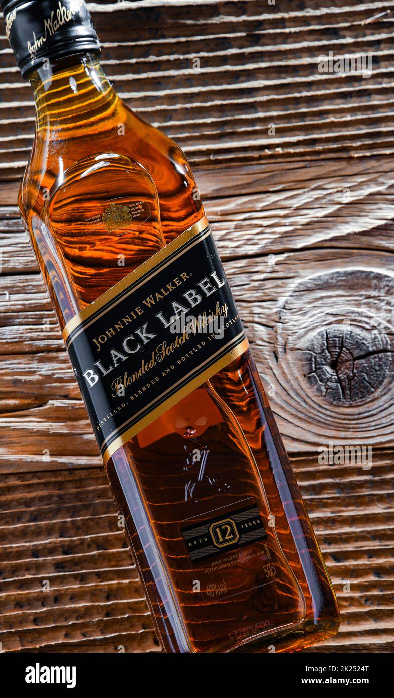 POZNAN, POL - APR 13, 2022: Flasche Johnnie Walker, die am weitesten verbreitete Marke von Blended Scotch Whisky der Welt mit einem Umsatz von über 130 m Stockfoto