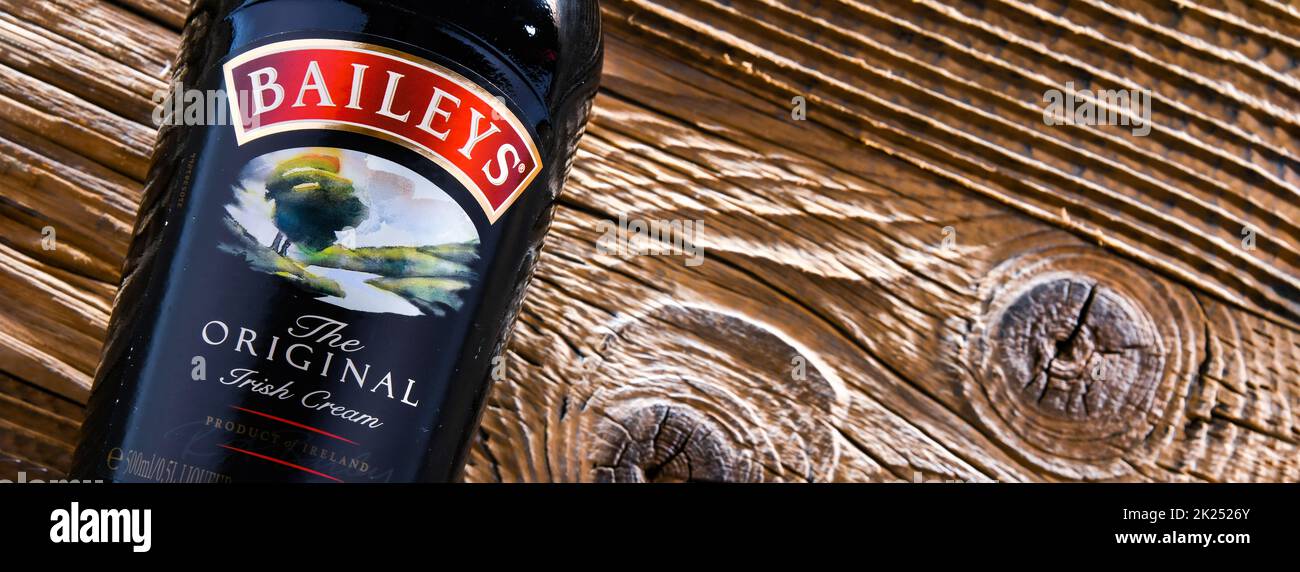 POZNAN, POL - APR 13, 2022: Flasche Baileys Irish Cream, ein irischer Likör auf Whiskey- und Cremebasis, hergestellt von Gilbeys aus Irland. Die Marke ist derzeit im Eigentum Stockfoto