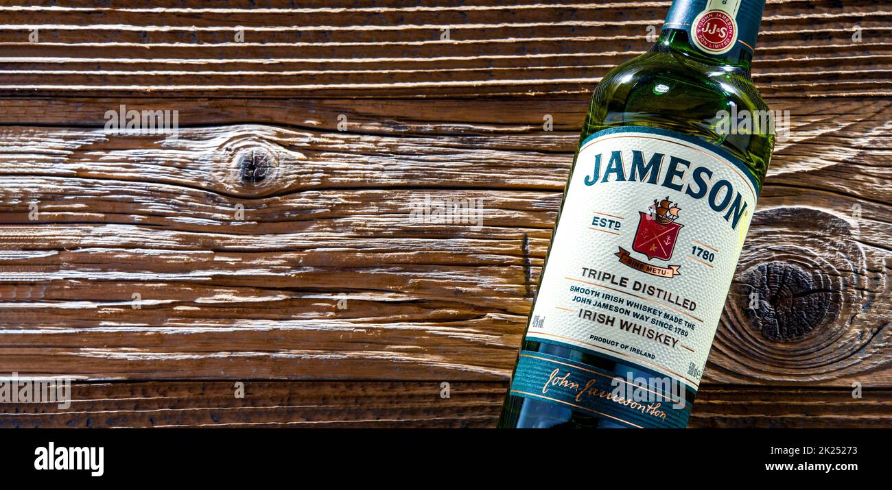 POZNAN, POL - APR 13, 2022: Flasche Jameson, der meistverkaufte irische Whiskey der Welt mit einem Jahresumsatz von 7,3 Millionen Fällen im Jahr 2018 Stockfoto