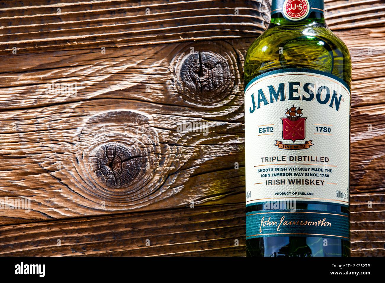 POZNAN, POL - APR 13, 2022: Flasche Jameson, der meistverkaufte irische Whiskey der Welt mit einem Jahresumsatz von 7,3 Millionen Fällen im Jahr 2018 Stockfoto