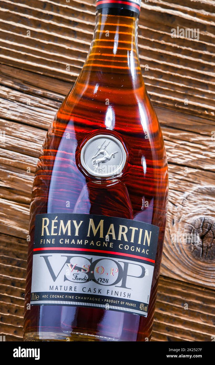 POZNAN, POL - APR 13, 2022: Flasche Remy Martin, die Marke, die sich auf Cognac Fine Champagne spezialisiert hat. Stockfoto