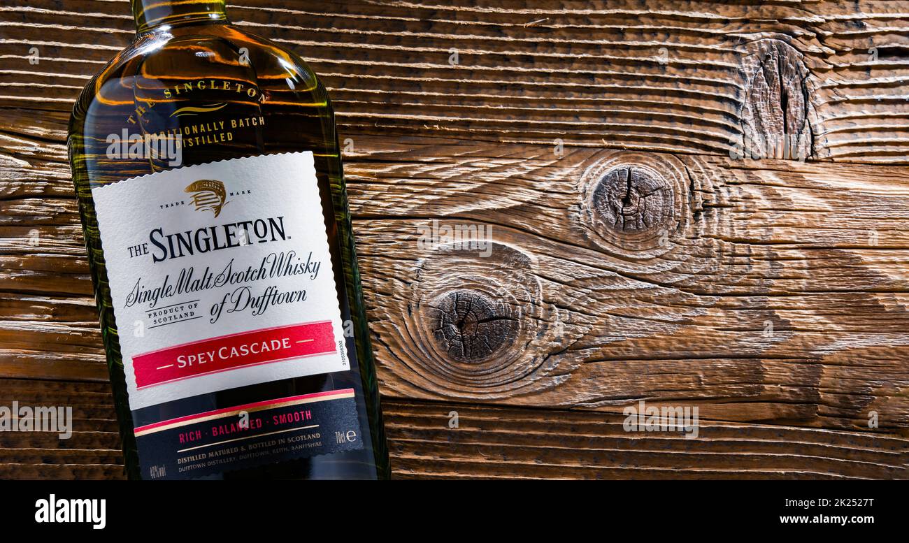 POZNAN, POL - APR 13, 2022: Eine Flasche Singleton of Dufftown, eine Marke von Single Malt Scotch Whisky, die seit 1895 von der Dufftown Destillerie produziert wird, gehört heute Stockfoto