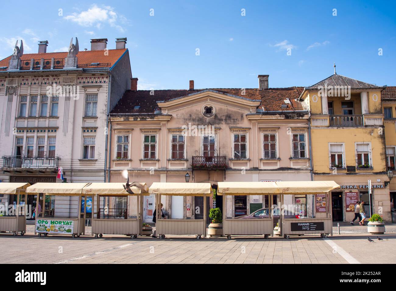 SAMOBOR, KROATIEN-22. Mai 2022: Das Stadtzentrum von Samobor, mit seiner Kirche im Hintergrund, ist eine Touristenattraktion wegen einer Burgruine auf einem Stockfoto