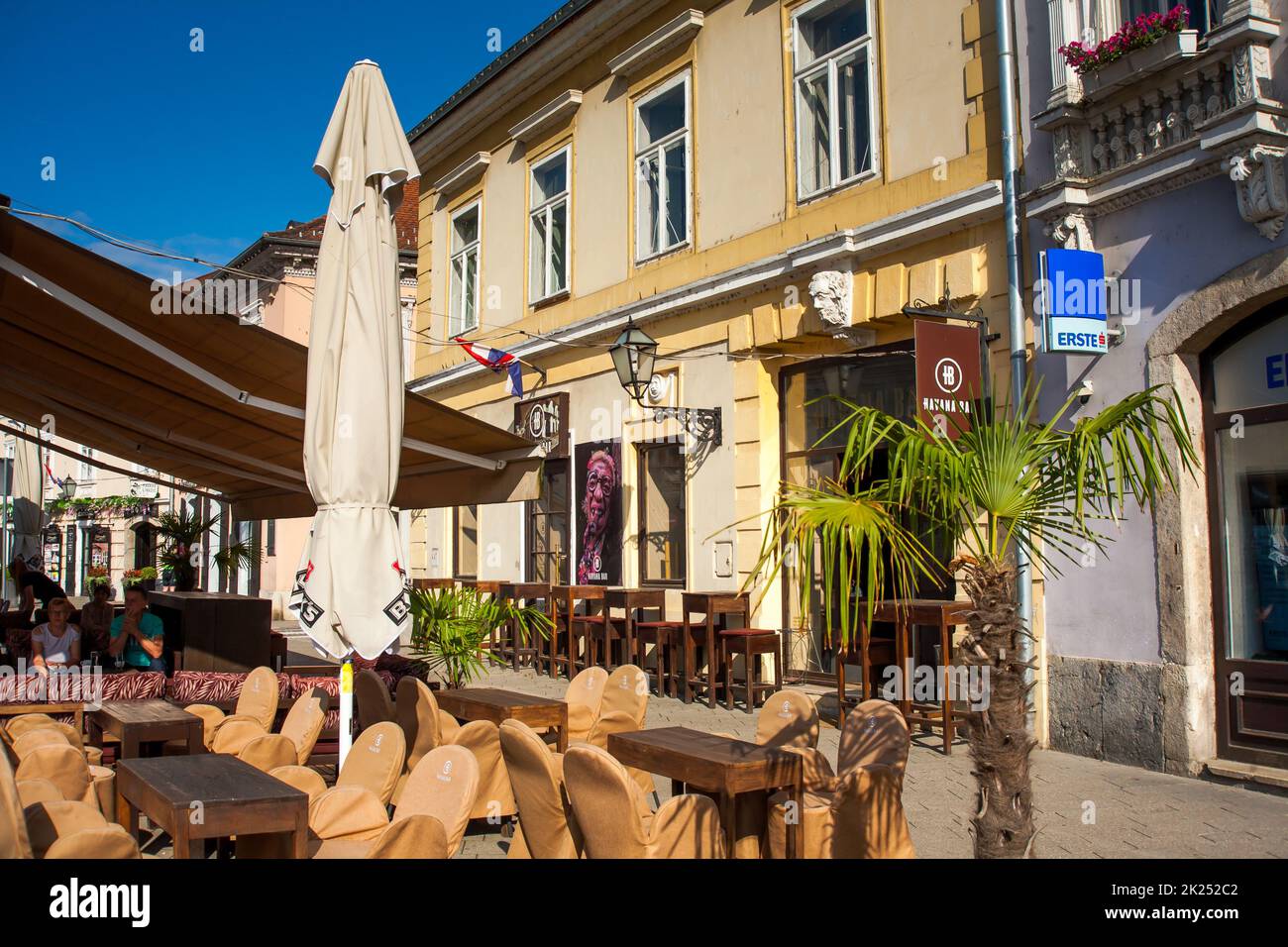 SAMOBOR, KROATIEN-22. Mai 2022: Das Stadtzentrum von Samobor, mit seiner Kirche im Hintergrund, ist eine Touristenattraktion wegen einer Burgruine auf einem Stockfoto