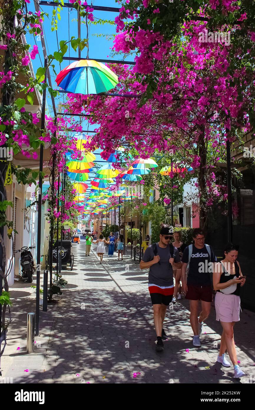 Puerto Plata, Dominikanische Republik - 4. Mai 2022: Straßenschirme in Puerto Plata, Dominikanische Republik Stockfoto