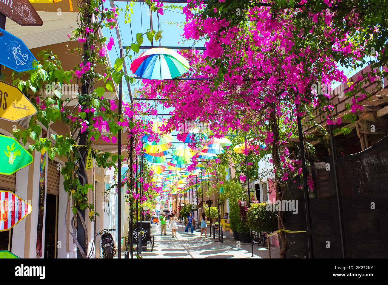 Puerto Plata, Dominikanische Republik - 4. Mai 2022: Straßenschirme in Puerto Plata, Dominikanische Republik Stockfoto