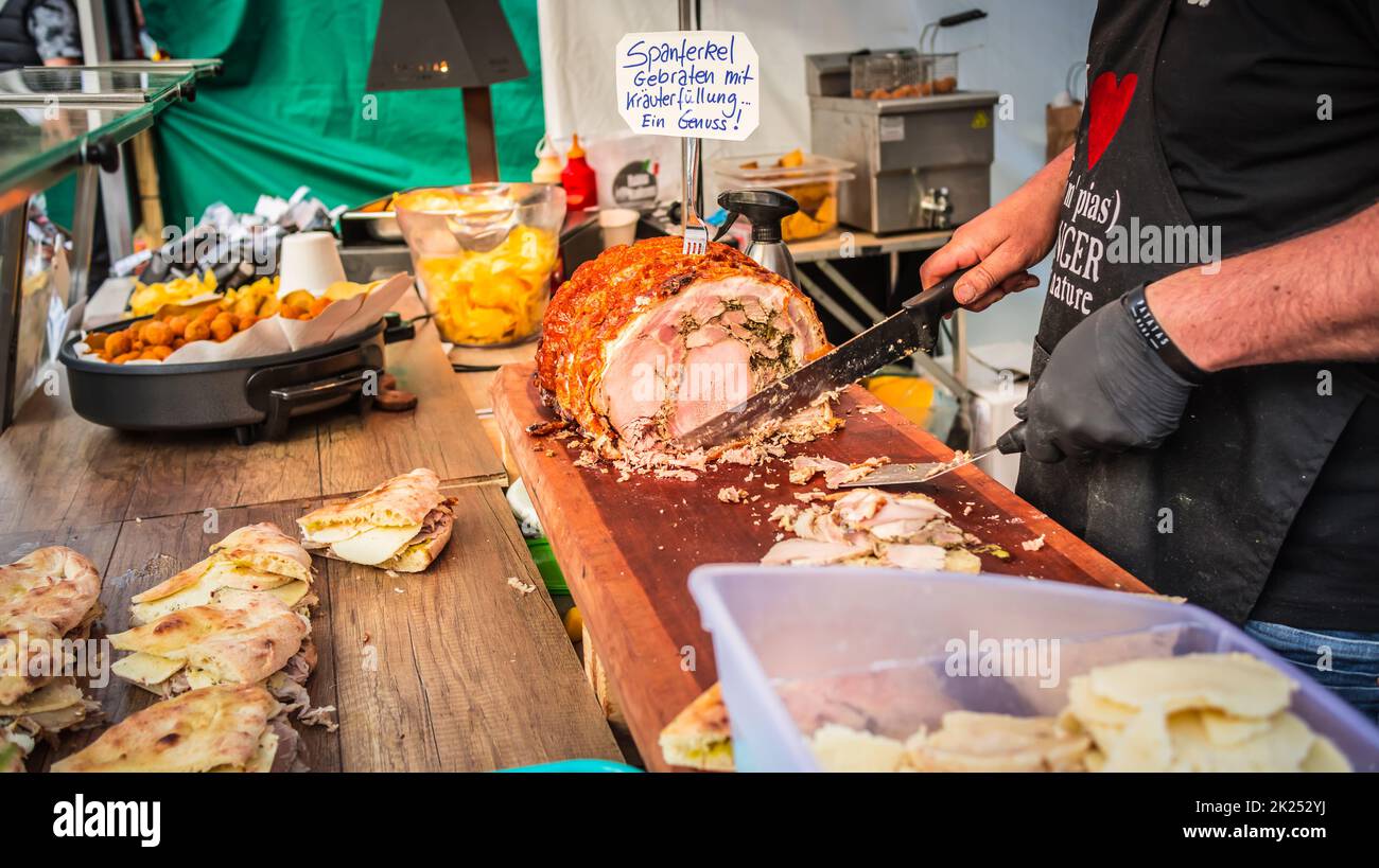 Hockenheim, Deutschland - 28. Mai 2022: Street Food Festival, Zubereitung lokaler Fleischspezialitäten auf Food Truck Stockfoto