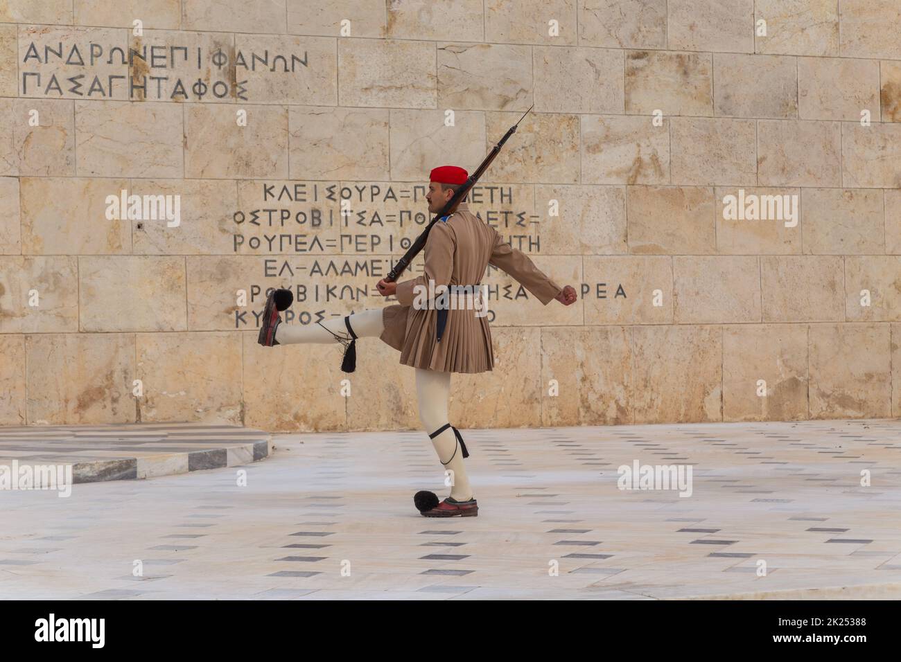 ATHEN, GRIECHENLAND - 06 2022. MAI: Zeremonielle Aufseher des Präsidenten - Evzones am Grab des unbekannten Soldaten vor dem griechischen Parlament, Athen, Gr Stockfoto