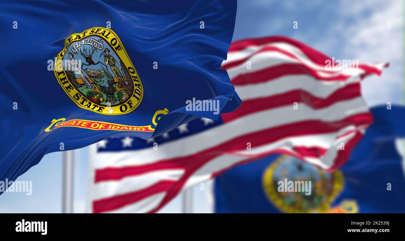 Die Flagge des Staates Idaho winkt zusammen mit der Nationalflagge der Vereinigten Staaten von Amerika. Im Hintergrund ist der Himmel klar. Idaho ist ein Bundesstaat in Stockfoto