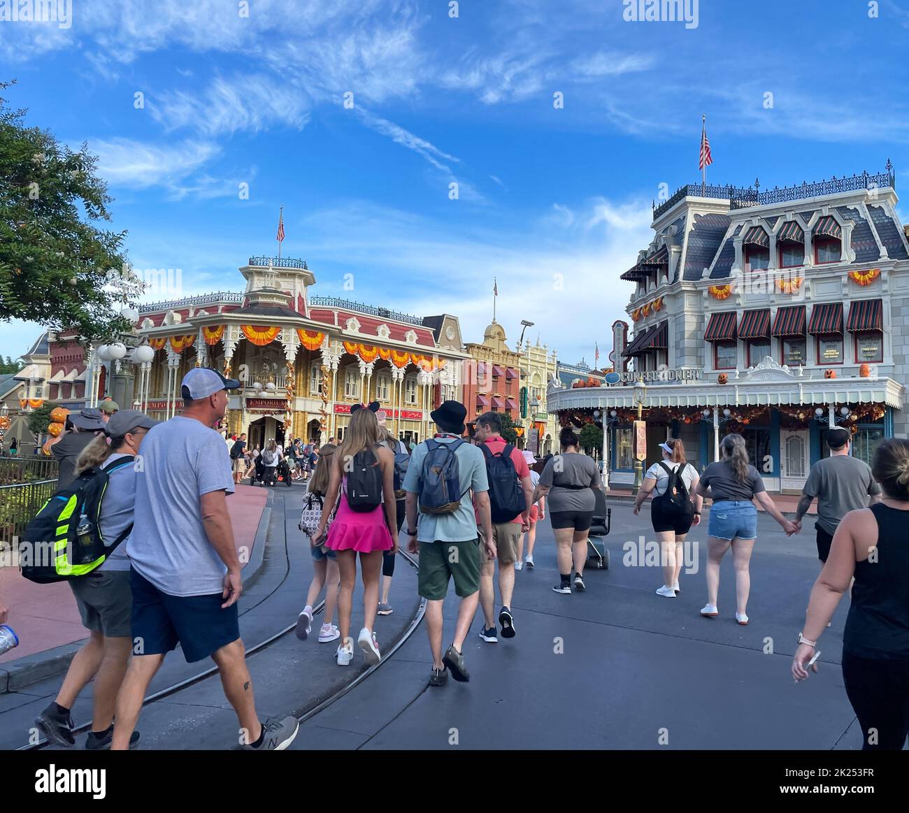 Bay Lake, FL USA - 14. September 2022: Blick auf die Straße von Touristen, die die Hauptstraße USA am Magic Kingdom Park mit Herbstdesign entlang gehen Stockfoto