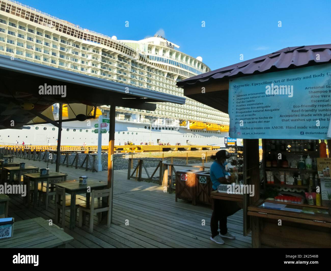 Roatan, Honduras - 26. April 2022: Ladenbereich im Hafen und Stadtzentrum von Coxen Hole Stockfoto