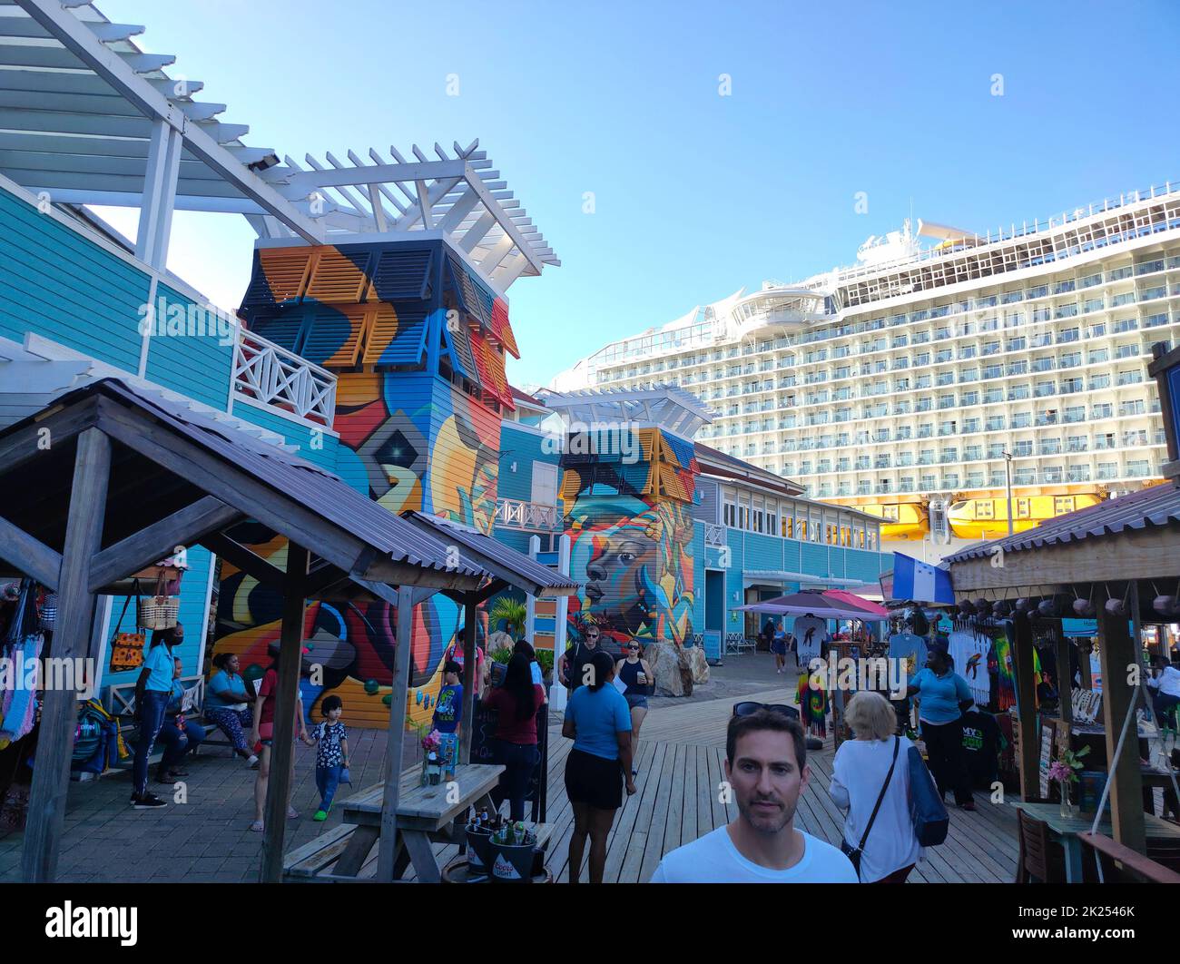 Roatan, Honduras - 26. April 2022: Ladenbereich im Hafen und Stadtzentrum von Coxen Hole Stockfoto