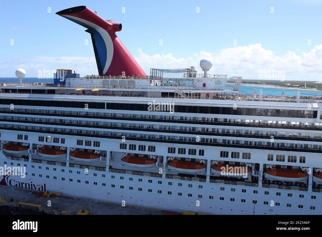 Cozumel, Mexiko - 04. Mai 2022: Carnival Cruise Line, Carnival Valor vor Anker im Hafen von Cozumel. Stockfoto