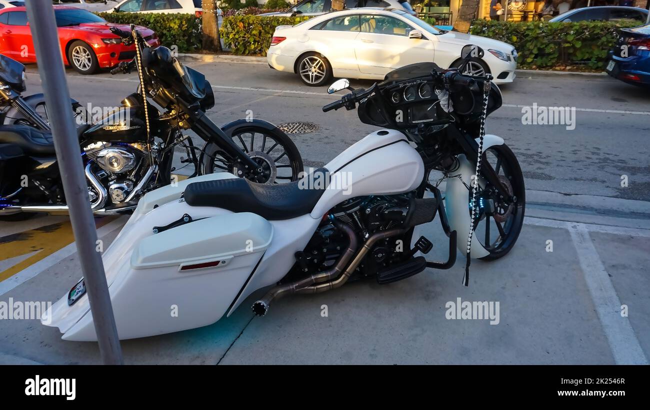 Lauderdale-by-the-Sea, USA - 08. Mai 2022: Weißes Harley Davidson Motorrad auf einer Straße Stockfoto