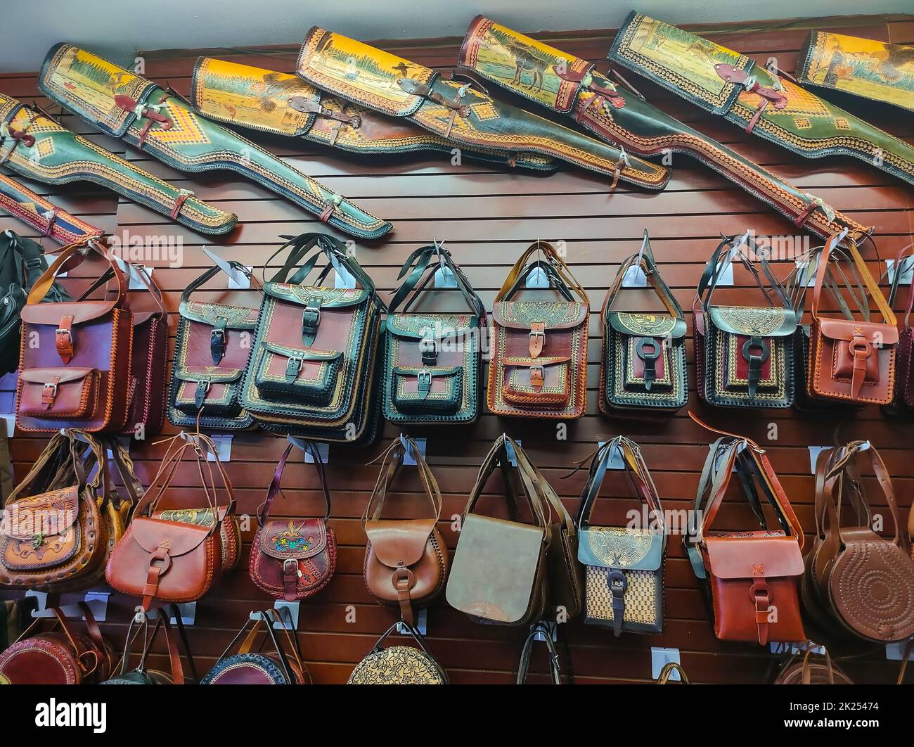 Roatan, Honduras - 26. April 2022: Waren im Geschäft im Stadtzentrum, am Hafen von Roatan, Coxen Hole, Roatan, Honduras. Stockfoto