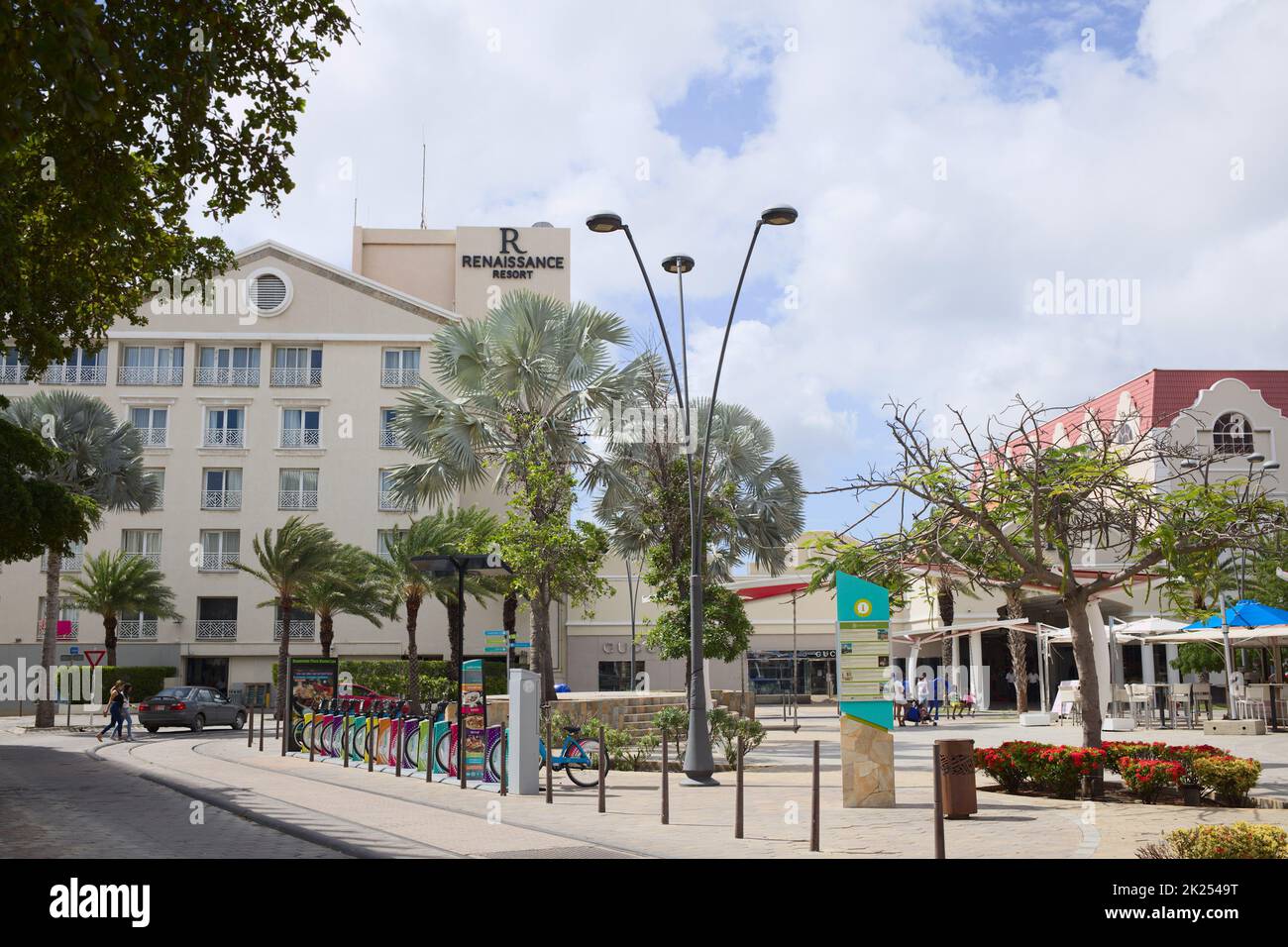 ORANJESTAD, ARUBA - 4. DEZEMBER 2021: Plaza Daniel Leo Platz mit Renaissance Resort Hotel, Renaissance Mall und Green Bike Verleih im Cit Stockfoto