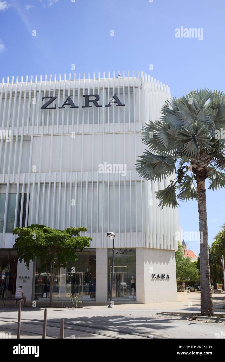 ORANJESTAD, ARUBA - 4. DEZEMBER 2021: Zara Bekleidungsgeschäft am Plaza Daniel Leo Platz im Stadtzentrum von Oranjestad auf der Karibikinsel Aruba Stockfoto