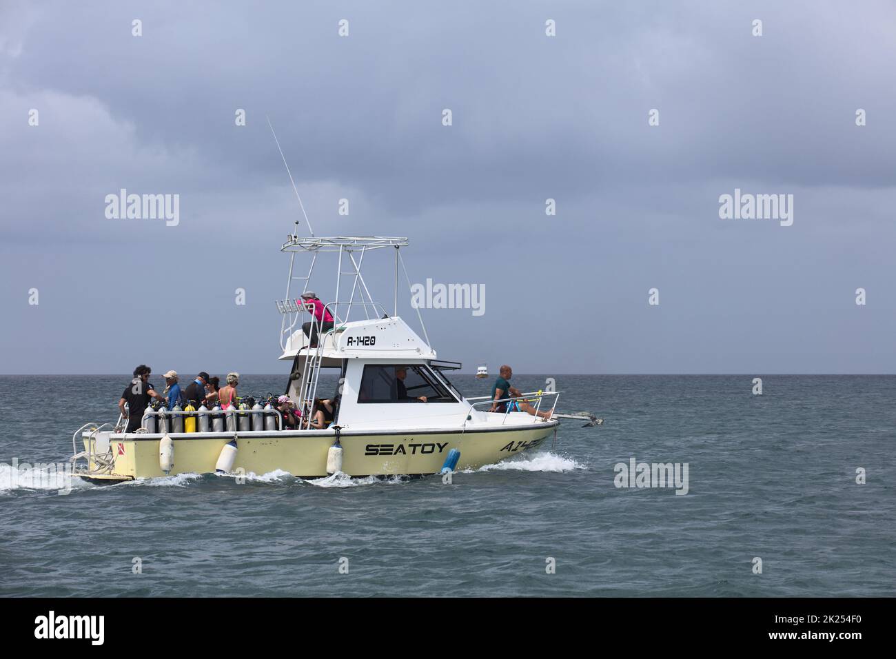 PALM BEACH, ARUBA - 31. OKTOBER 2021: Motorboot mit Tauchbecken für eine Tauchtour entlang Palm Beach auf der karibischen Insel Aruba Stockfoto