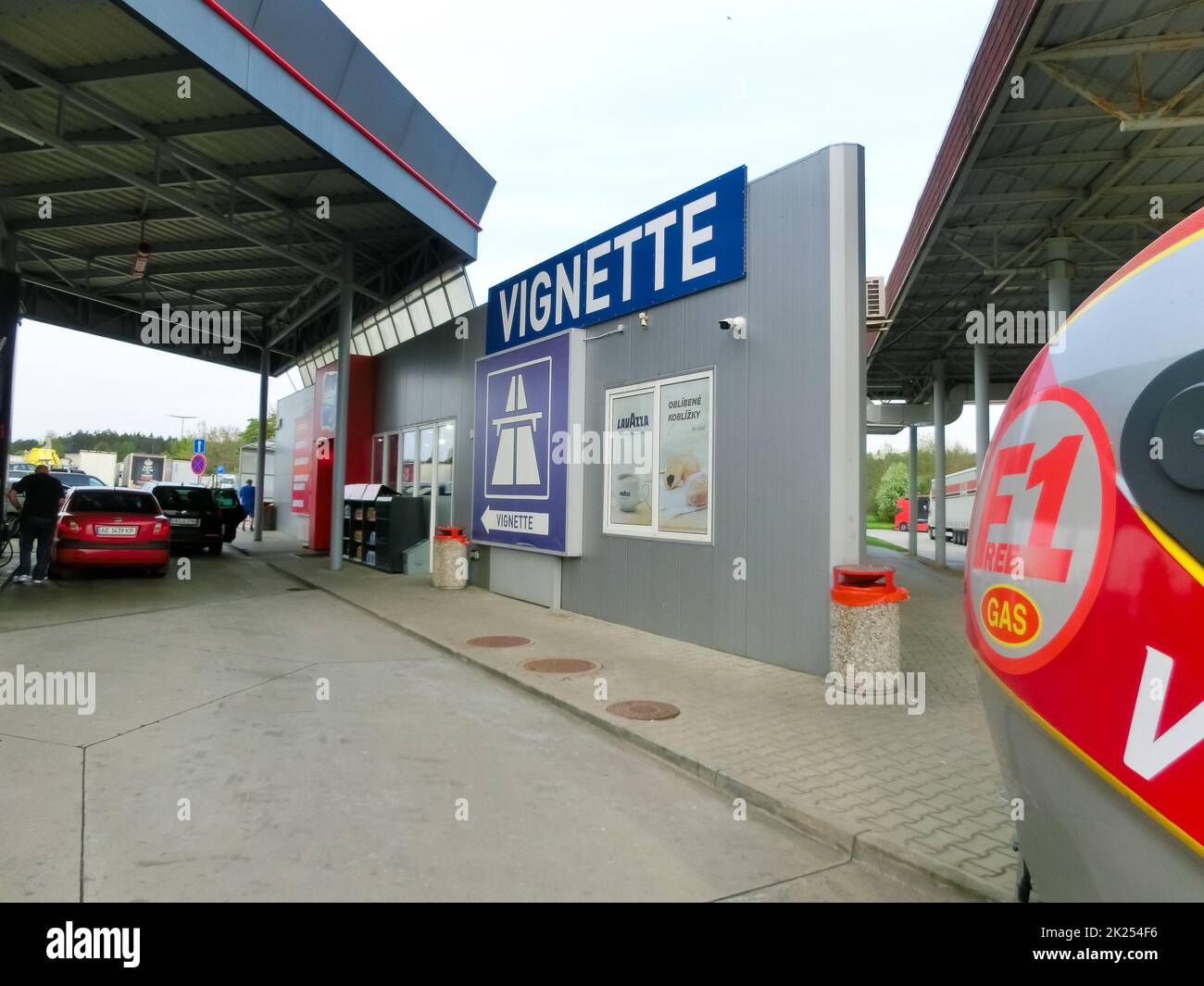 Czech Kubice, Czech - 10. Mai 2022: werbung für den Verkauf von E-Vignetten an Tankstellen Stockfoto