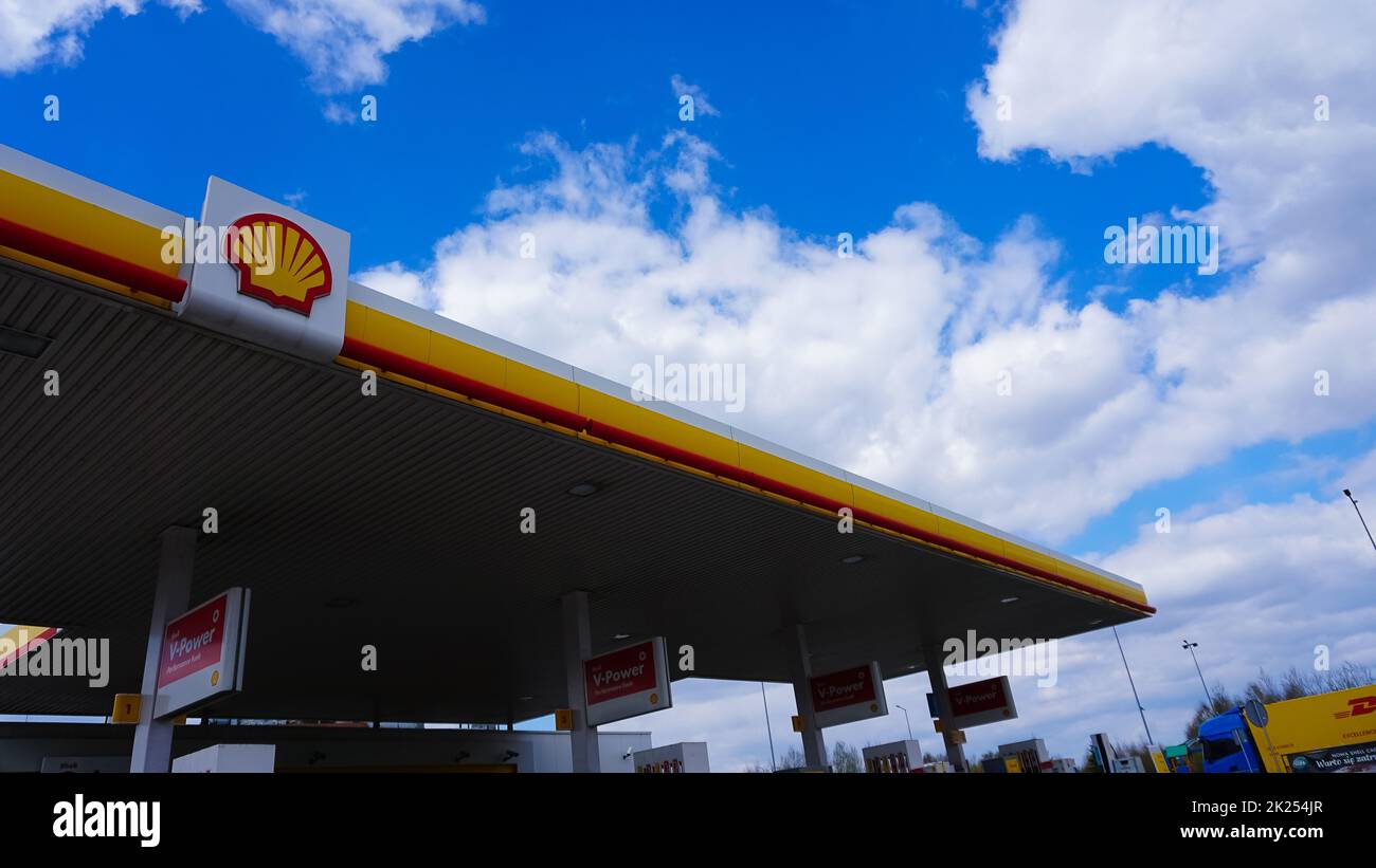 Katowice, Polen - 17. April 2022: ROHBENZIN- und Tankstelle Stockfoto