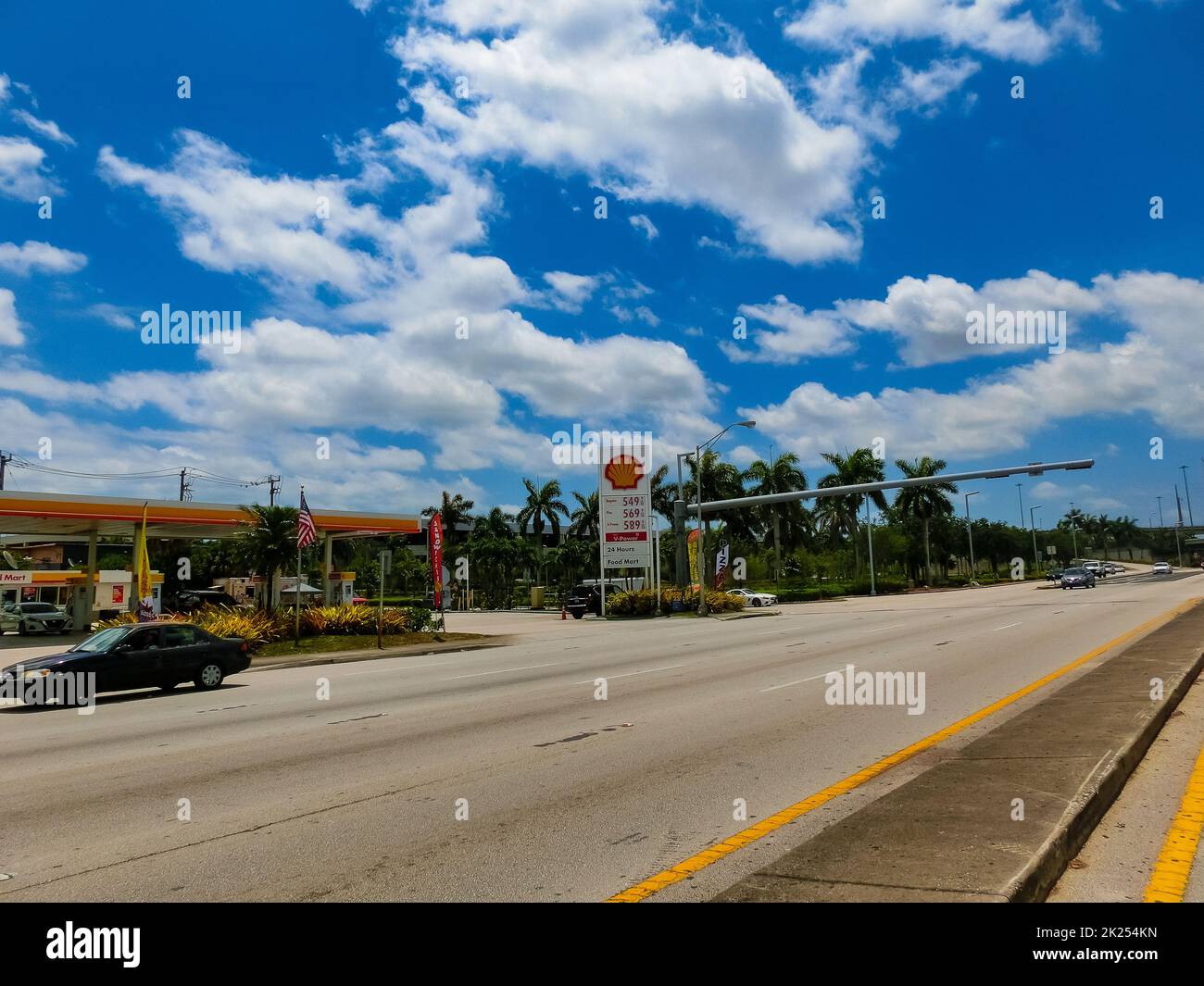 Lauderdale-by-the-Sea, USA - 09. Mai 2022: SHELL-Tankstelle Stockfoto