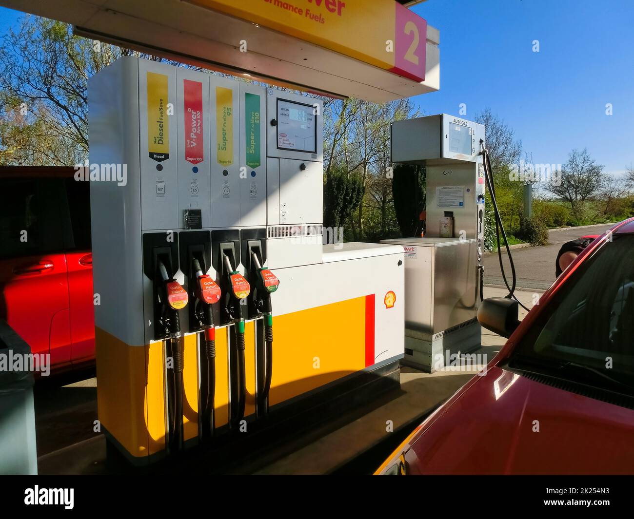 Dresden, 18. April 2022: Öldüse an der Tankstelle Stockfoto