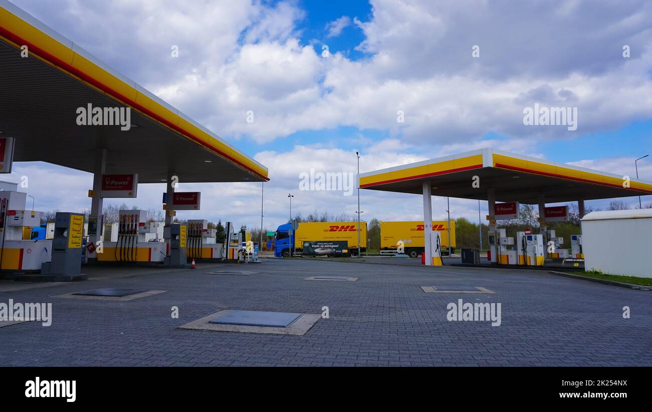 Katowice, Polen - 17. April 2022: ROHBENZIN- und Tankstelle Stockfoto